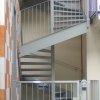Scala esterna per condominio in ferro verniciato.